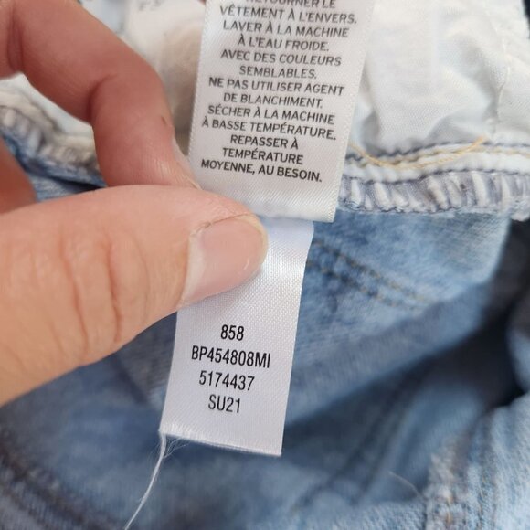 BP. Light Wash High Rise Distressed Denim Mom Jeans Women's 26 - Picture 7 of 7